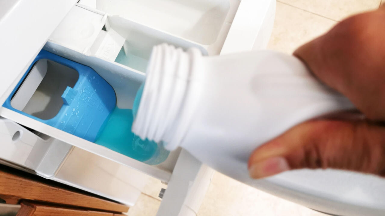 Waschmaschinen-Fächer: Die Kammer für die Hauptwäsche verfügt hier über einen blauen Einsatz, der das Waschmittel daran hindert, direkt auf die Wäsche zu fließen.
